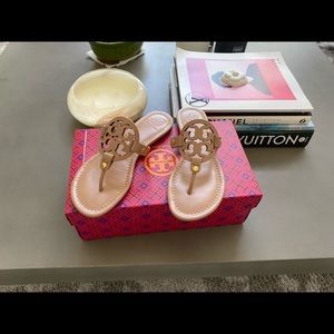 New Authentic Tory Burch Sandals / Flats Sz7,5